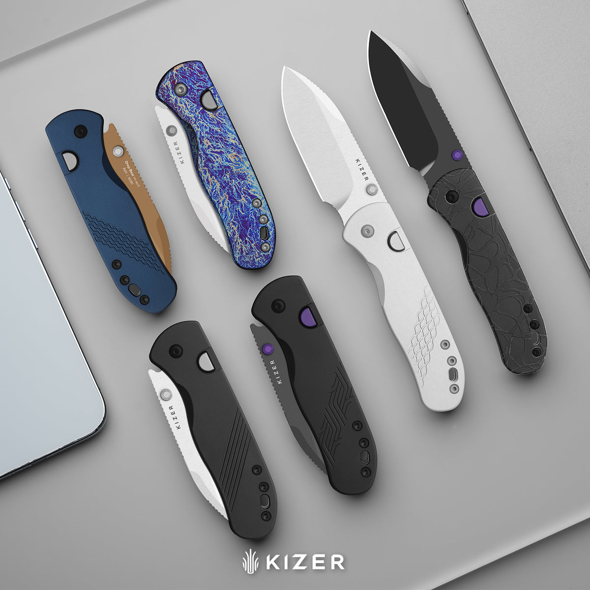 Drop Bear 292 AirTi | Kizer Button Liner Lock™ | M390 + Satin | Etched Pattern Aluminum | KizerB™ 3619.292BDK1 (Limited Release)