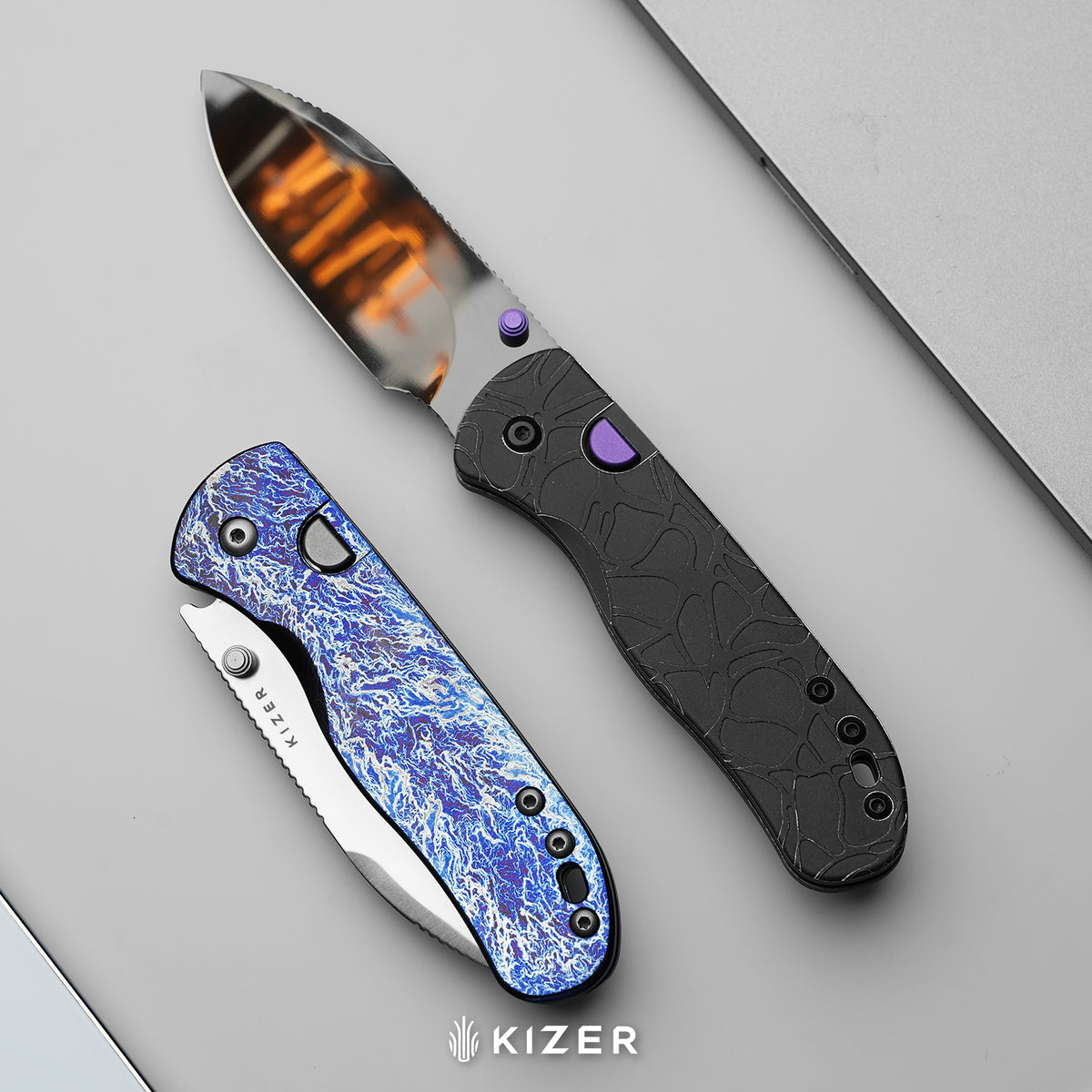 Drop Bear 292 AirTi | Kizer Button Liner Lock™ | M390 + Satin | Etched Pattern Aluminum | KizerB™ 3619.292BDK1 (Limited Release)