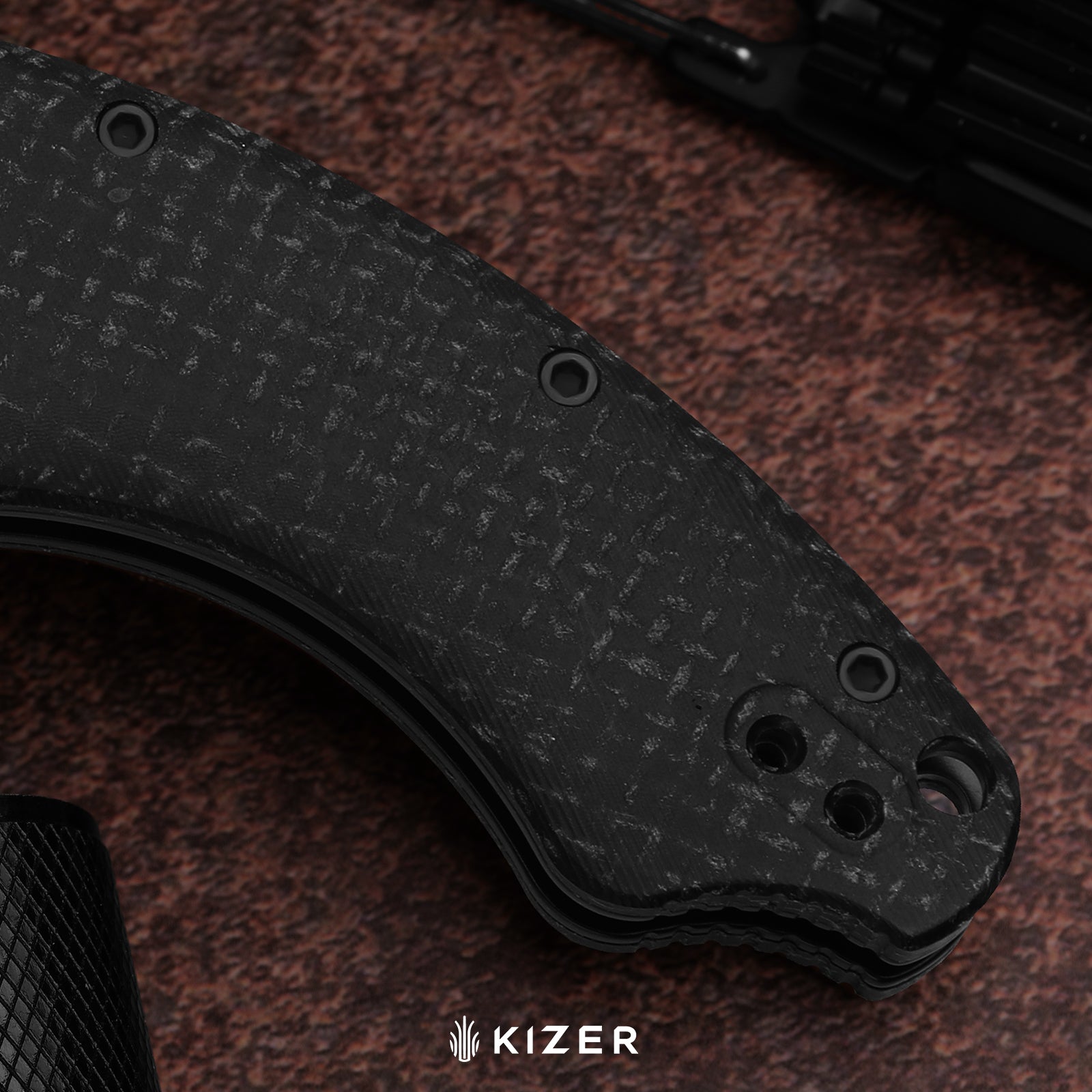 Roach XL | Kizer Button Liner Lock™ | 14C28N | Norplex UltreX™ Micarta | KizerV™ 4477BDA1