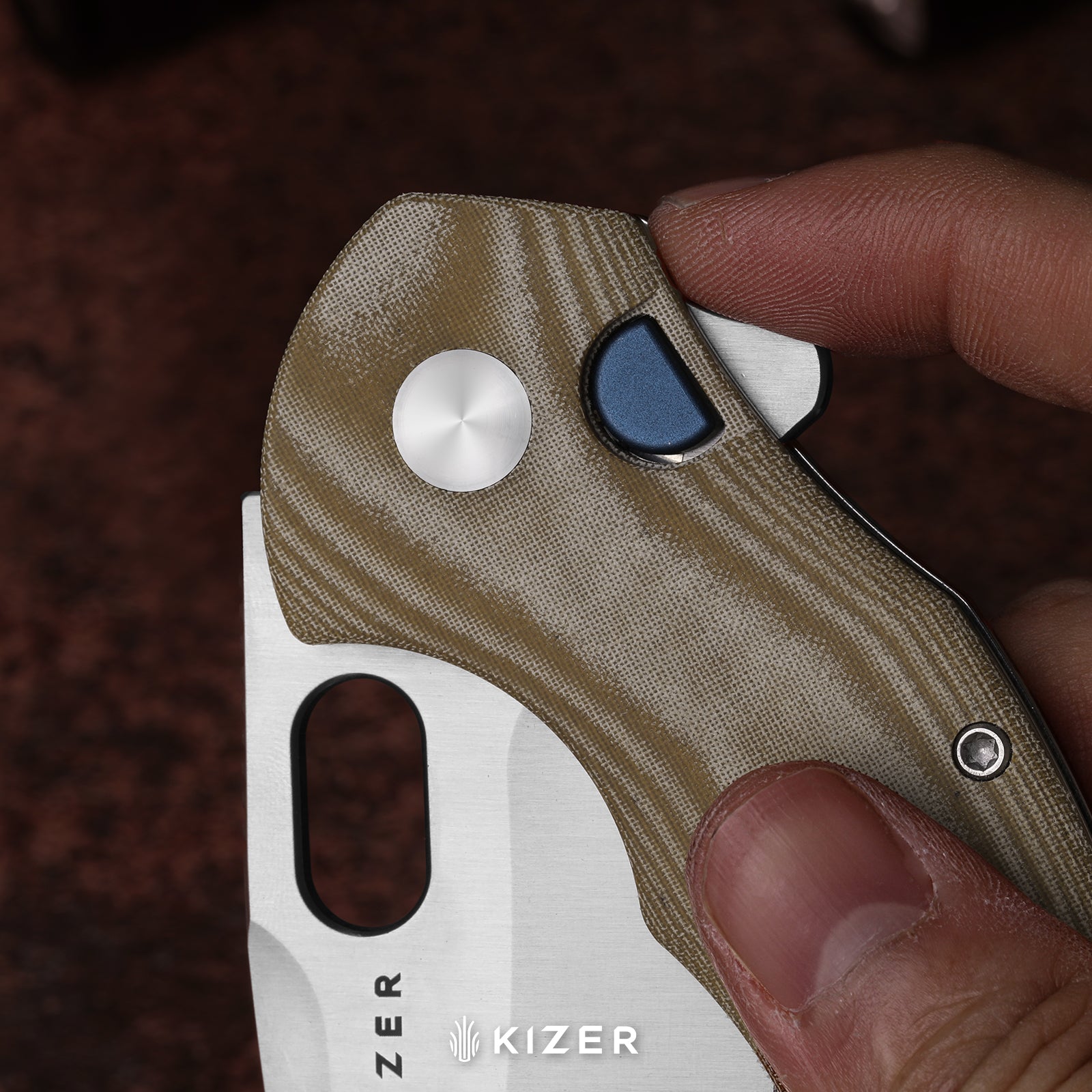 Roach XL | Kizer Button Liner Lock™ | 14C28N | Norplex UltreX™ Micarta | KizerV™ 4477BDA1