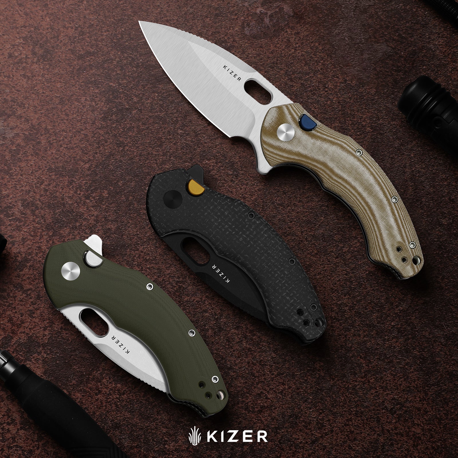 Roach XL | Kizer Button Liner Lock™ | 14C28N | Norplex UltreX™ Micarta | KizerV™ 4477BDA1