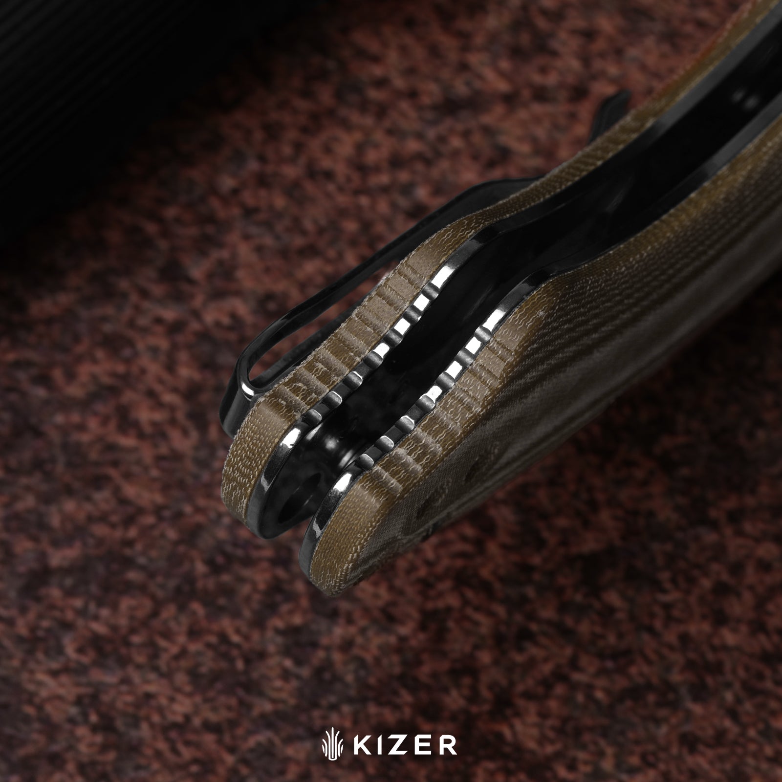 Roach XL | Kizer Button Liner Lock™ | 14C28N | Norplex UltreX™ Micarta | KizerV™ 4477BDA1