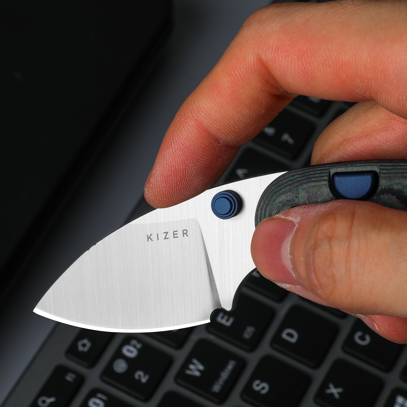 Microbe | 5Th Pocket Knife | Kizer Button Liner Lock™ | Fat Carbon Black Dune Handle | KizerB™ 2742A3