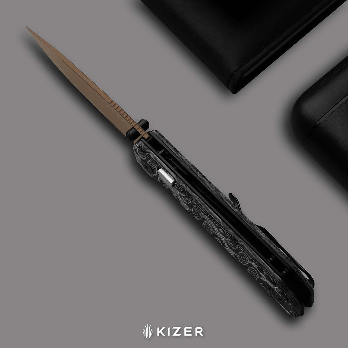 Begleiter 2.9 | Kizer Button Liner Lock™ | BD1N + Sunset Metal PVD | vortex pattern micarta | KizerV™ 3458.2BDA8