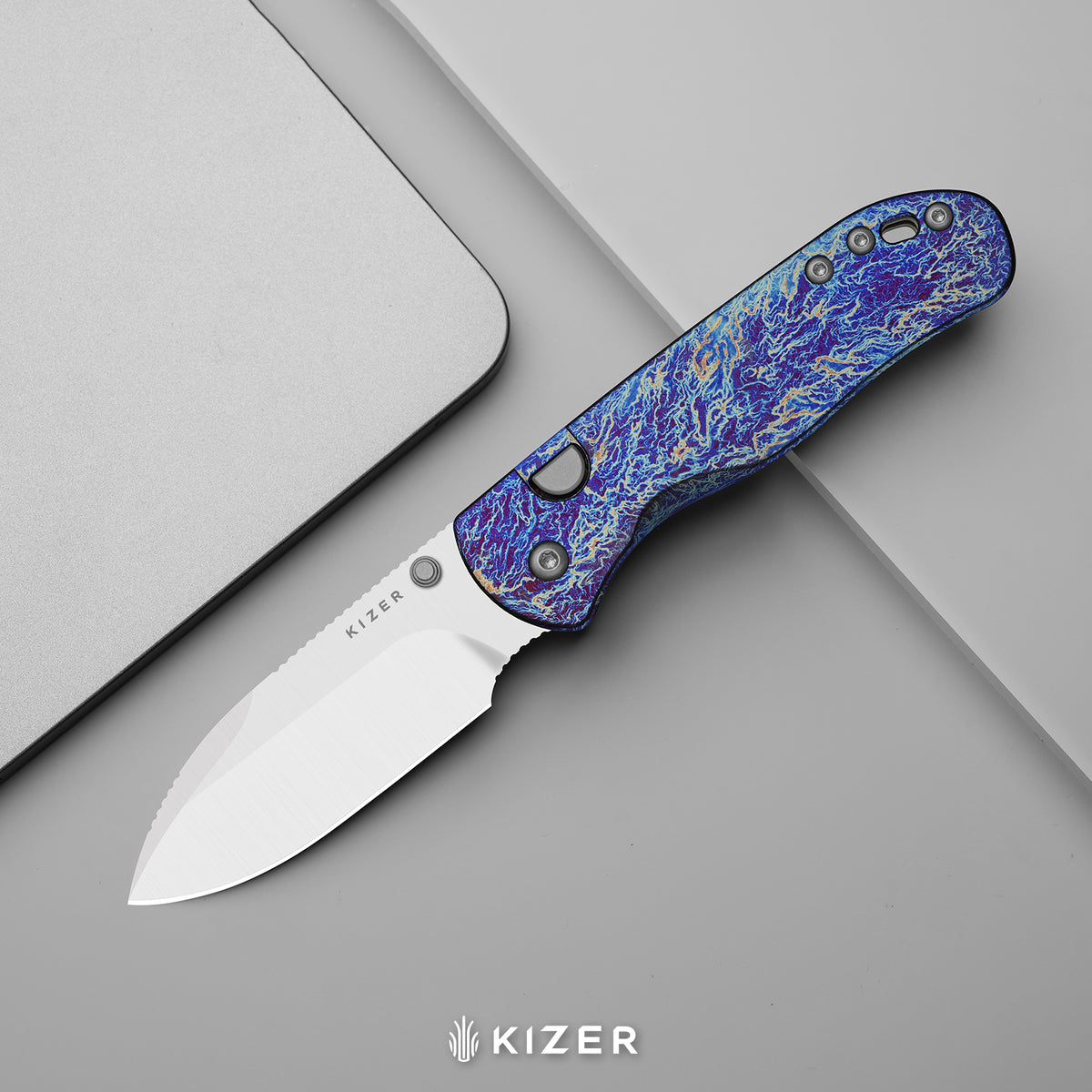 Drop Bear 292 AirTi | Kizer Button Liner Lock™ | M390 + Satin | Etched Pattern Aluminum | KizerB™ 3619.292BDK1  (Limited Release)