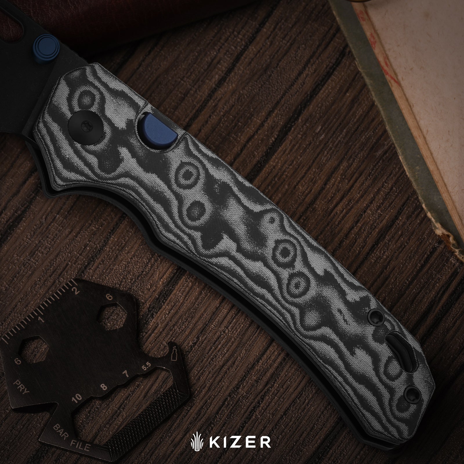 Outposter | Kizer Button Liner Lock™ | Norplex UltreX™ Micarta  | Nitro-V + Satin | KizerV™ 3802BDA1