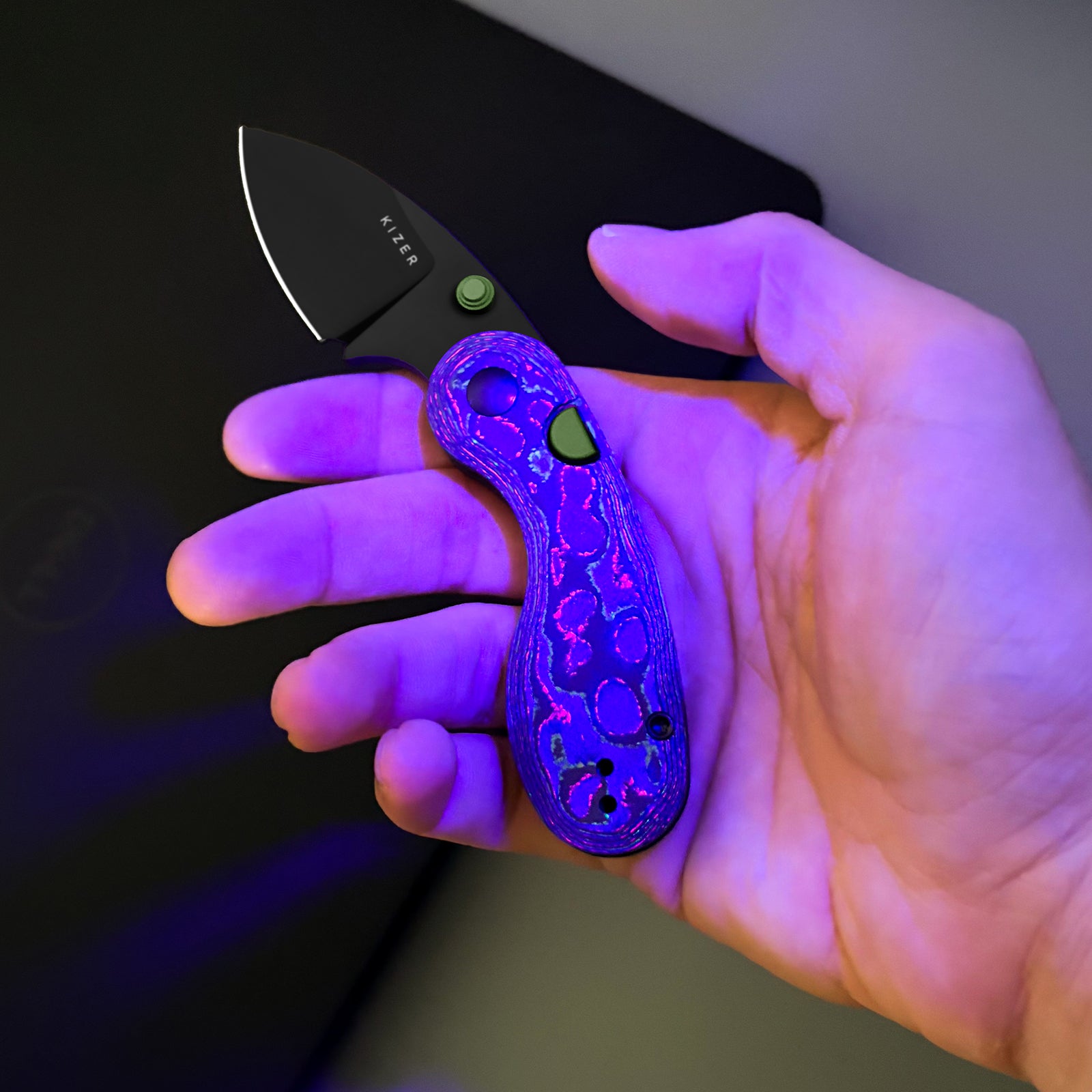 Microbe | 5Th Pocket Knife | Kizer Button Liner Lock™ | Fat Carbon Black Dune Handle | KizerB™ 2742A3