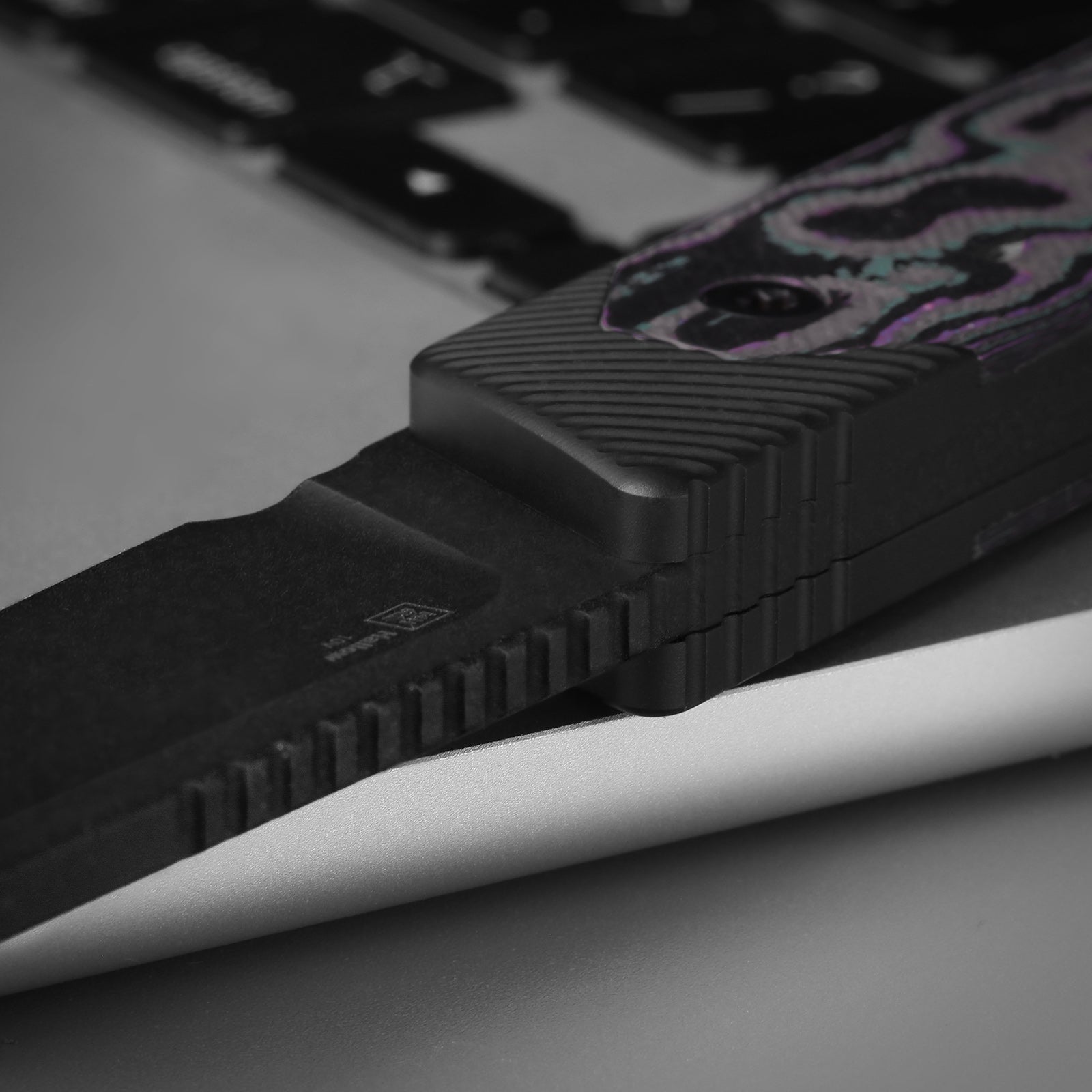 Hallow | Aluminium + Camo Carbon JAZZ  | CPM 10V | KizerB™ 1123A1