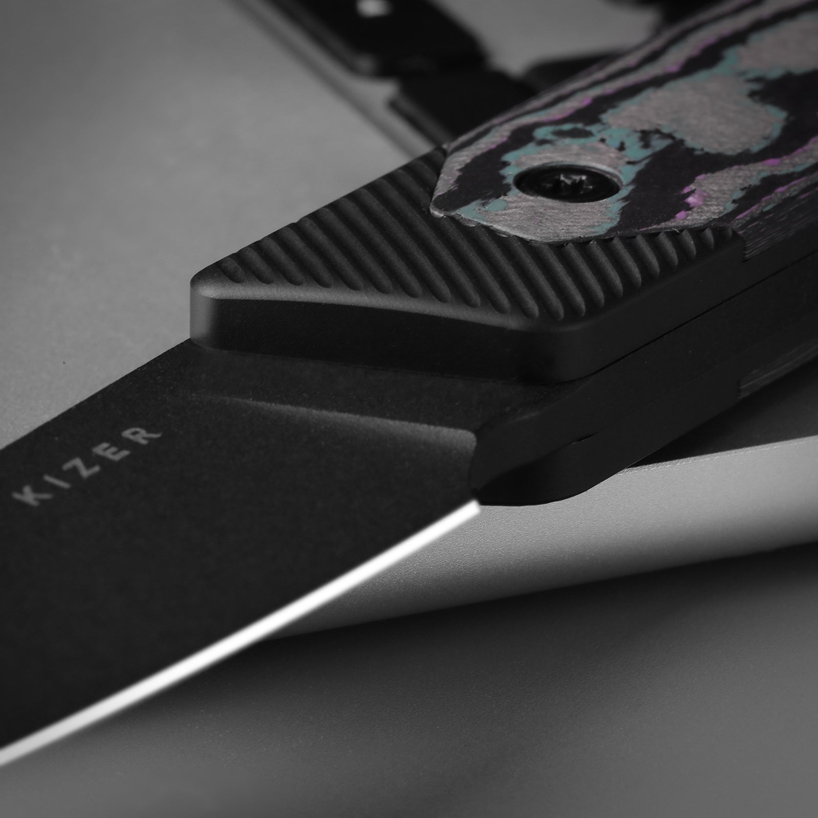 Hallow | Aluminium + Camo Carbon JAZZ  | CPM 10V | KizerB™ 1123A1