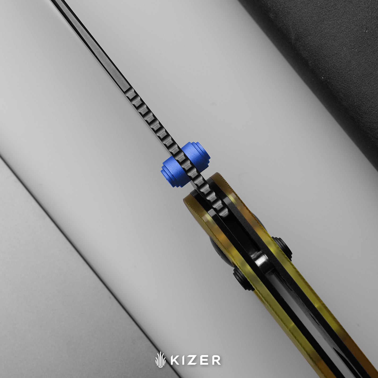 Madrac CL AirTi | Kizer Clutch Lock™ | M390 | Crystallized Titanium | Satin | KizerB™ 3693ACS2